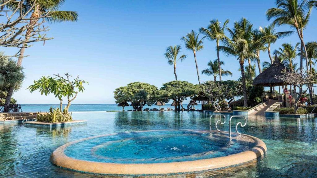 piscine hotel la pirogue flic en flac